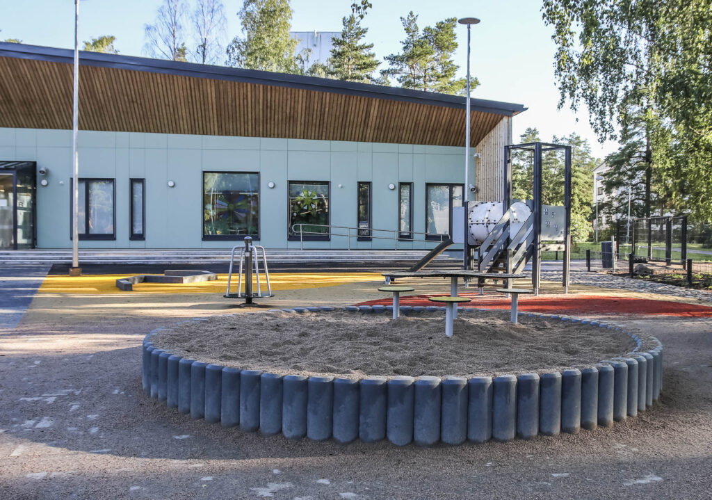 Päiväkoti neulanen, piharakentaminen, leikkialue, hiekkalaatikko