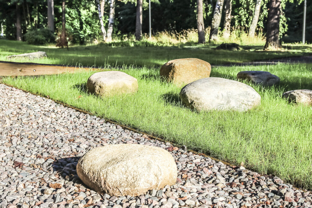 Päiväkoti Neulanen, nurmikko ja luonnonkivet