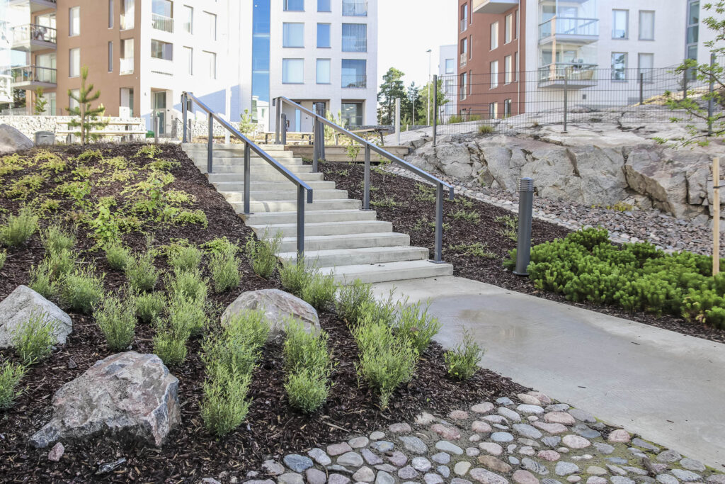 Portaat, seulakivet ja istutukset taloyhtiön pihassa