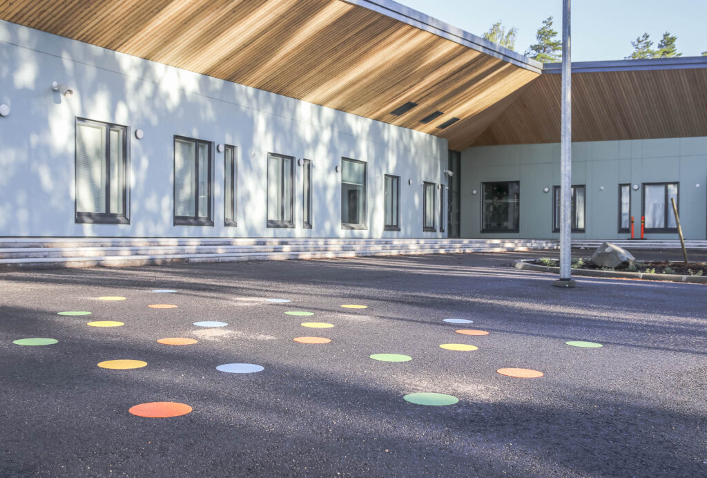 Päiväkoti Neulanen, myllypuro, helsinki, asvaltti, portaat, istutusalue