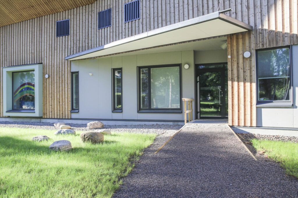 Päiväkoti Neulanen, esteetön sisäänkäynti, nurmikko luonnonkivet