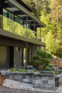 Piharakentaminen Turku omakotitalon piha bonsaimänty