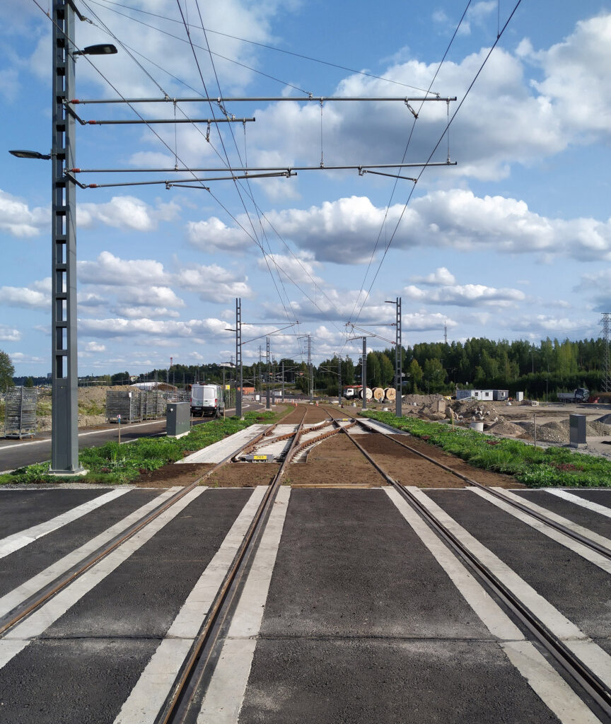 Raitiotien viherinfrastruktuuri, monimuotoiset perennamatot