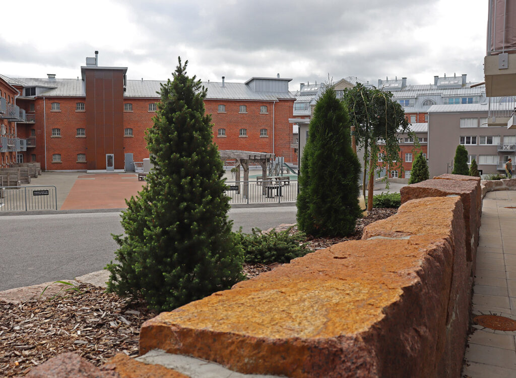 Taloyhtiön pihasaneeraus, kakolan graniitti punainen