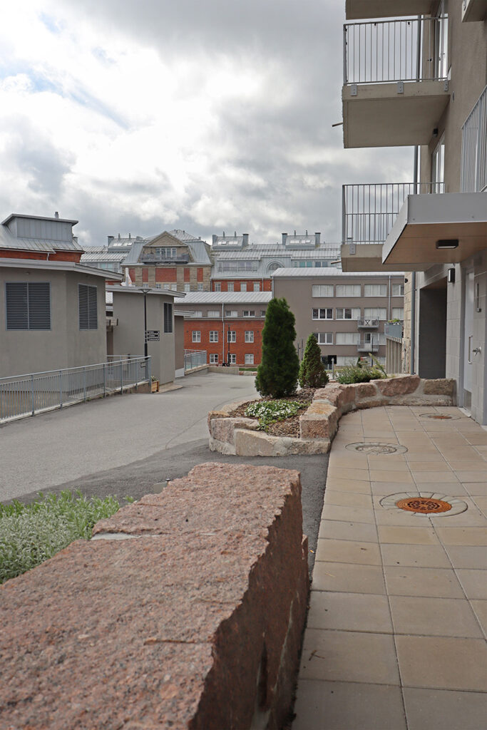 Turku, Taloyhtiön pihasaneeraus, kuvassa istutusallas ja kivimuuri Kakolan graniittia