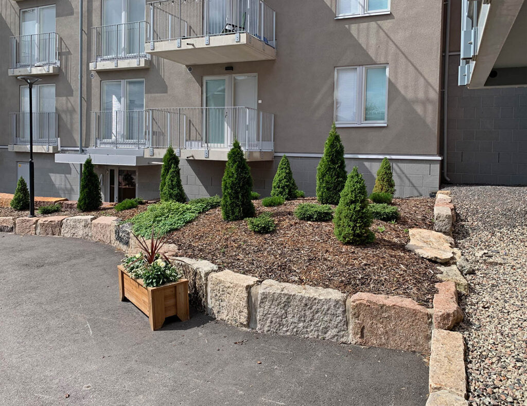 Taloyhtiön pihasaneeraus, Kakolan torni, istutusallas Kakolan graniitista ja havuistutuksia