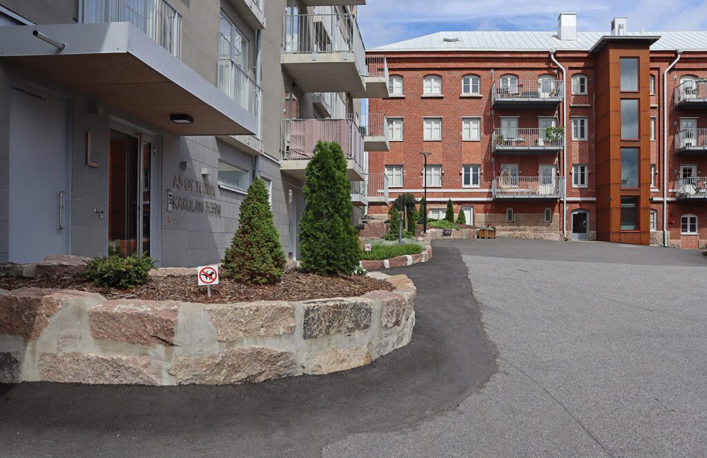 Taloyhtiön pihasaneeraus, turku, kivi- ja kasvillisuustyöt