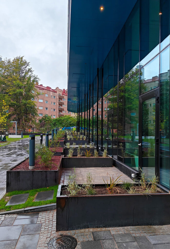 Töölön Meander viherrakentaminen, istutusaltaat ja patiot