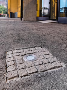 Töölön Meanderin valaisinten asennus noppakivi