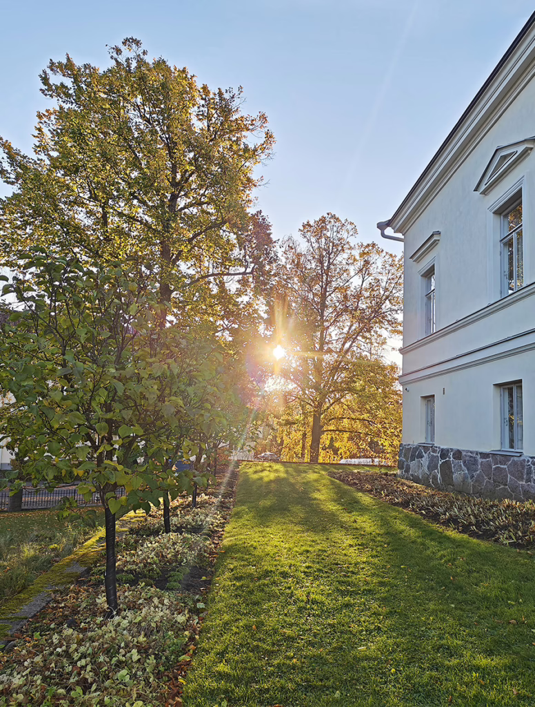 entti ylläpidon puutarhuri lauttasaaren kartano aurinko syksy