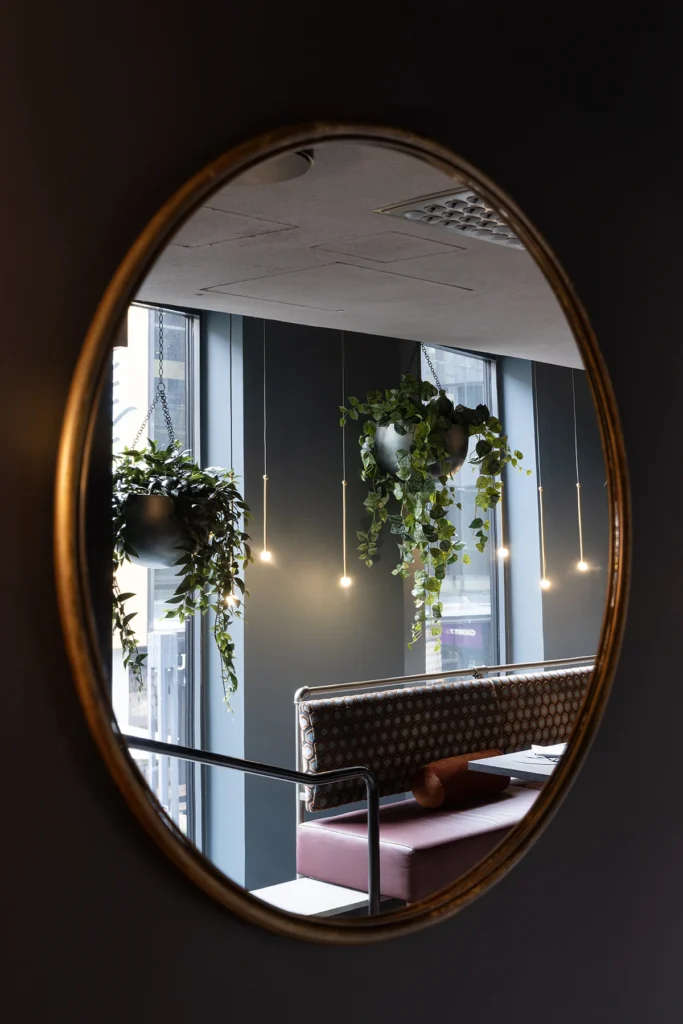 Entti Design vihersisustus Helsinki ravintola peili amppelit