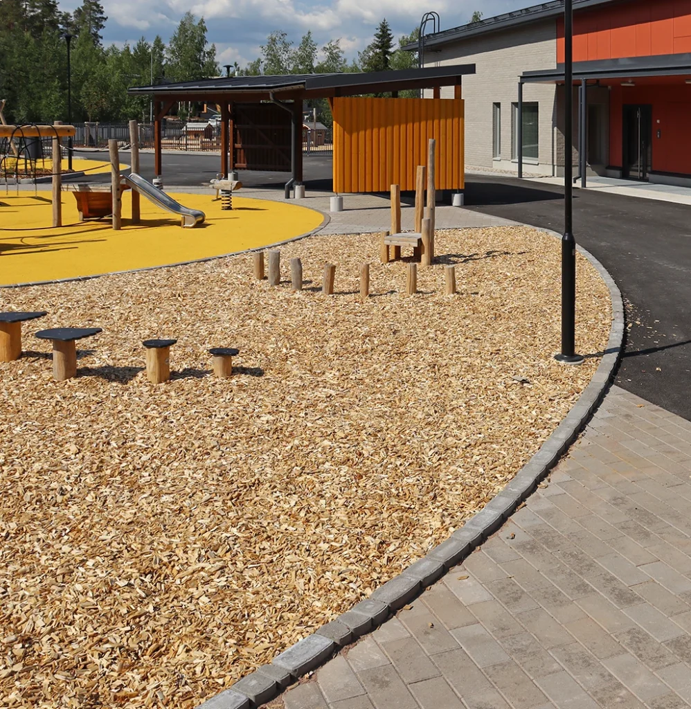 Luonnonmaan perhetalo, maisemasuunnittelu leikkialue päiväkoti