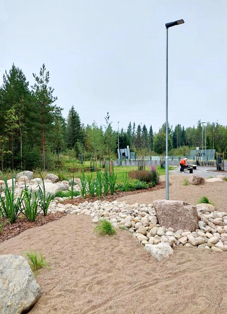 Luonnonmaan perhetalo hulevesi viivytysalue luonnonkivi