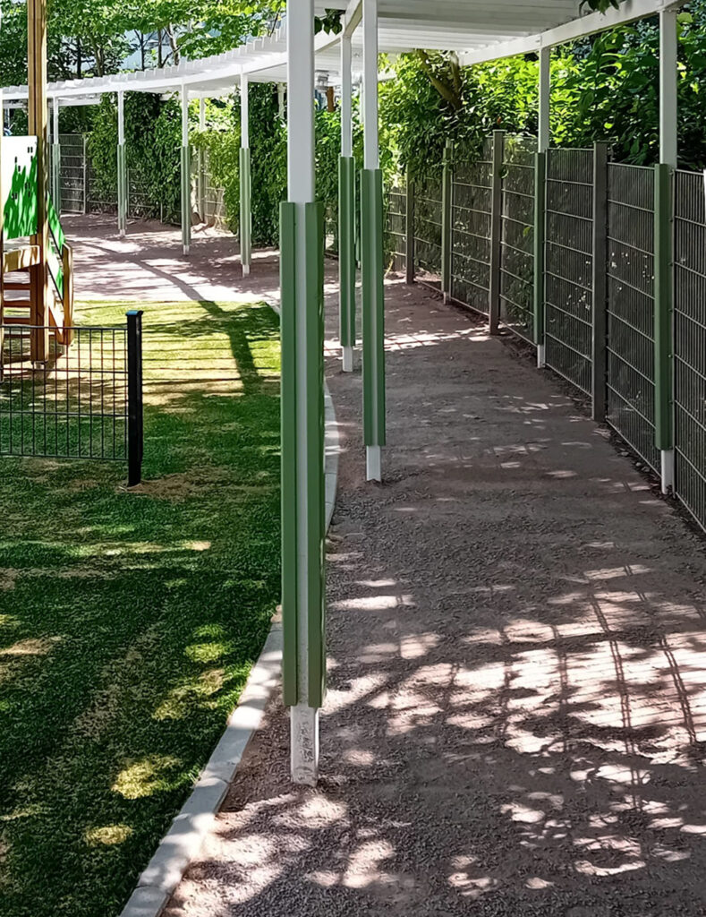 Entti Uusimaa viherrak Kampin päiväkoti käytävä vasemmalle pergola köynnös aita