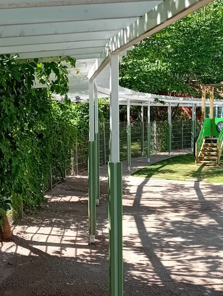 Entti Uusimaa viherrak Kampin päiväkoti 04 käytävä oikealle pergola köynnös