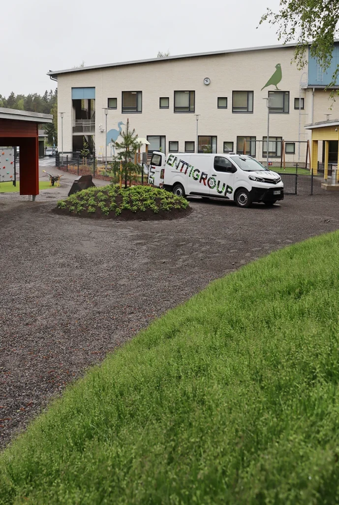 Entti VS Viherrakentaminen Kairiskulman päiväkoti auto kukkulan takana