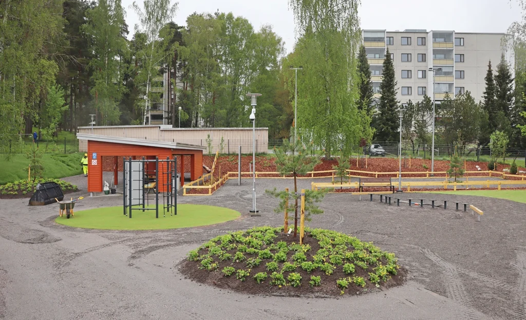 Entti VS Viherrakentaminen Kairiskulman päiväkoti pelikenttä kiipeilyteline