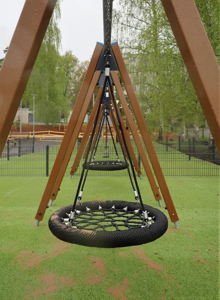 Entti VS Viherrakentaminen Kairiskulman päiväkoti linnunpesäkeinu