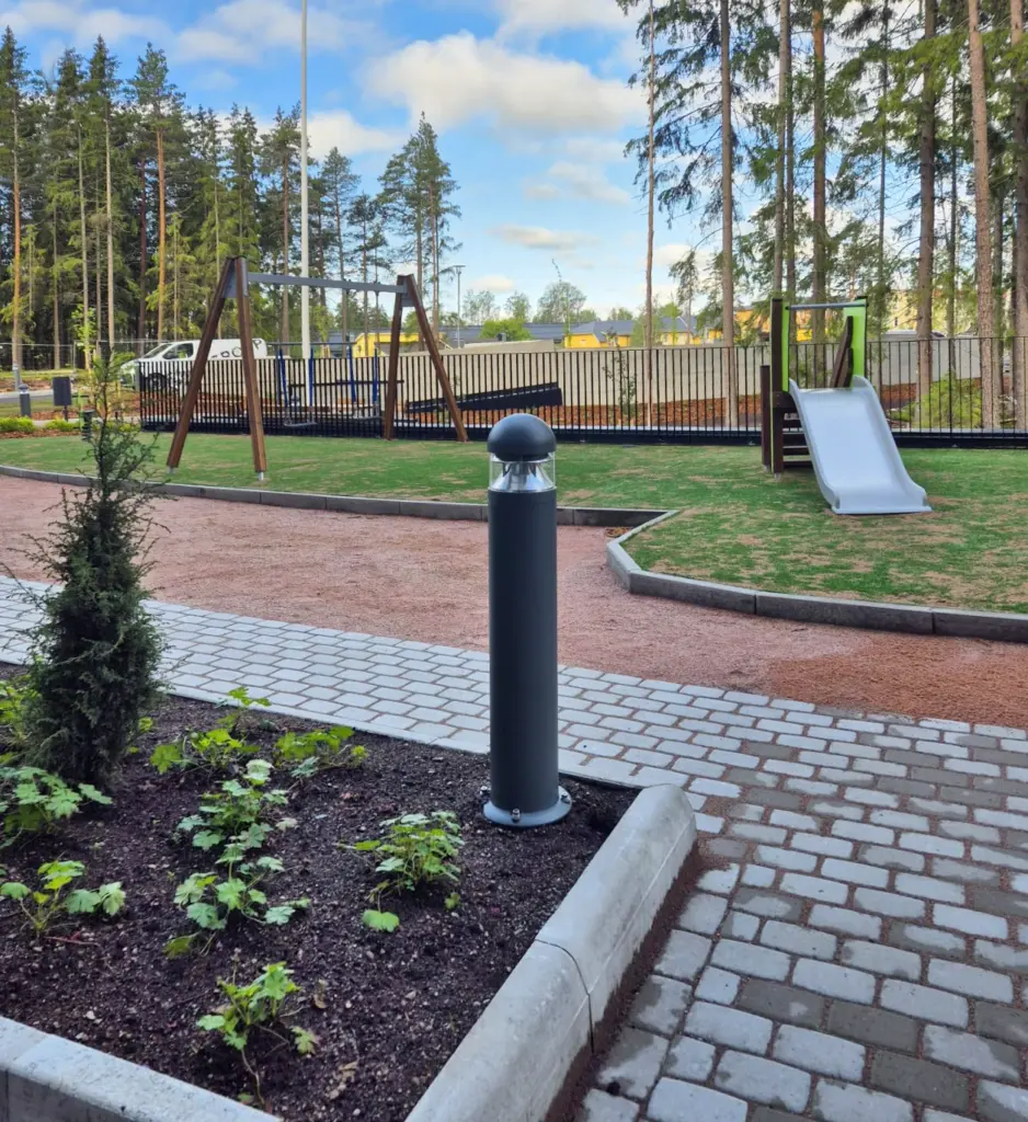 Viherrakentaminen Espoo pihaurakka kiveys turvahiekka liukumäki
