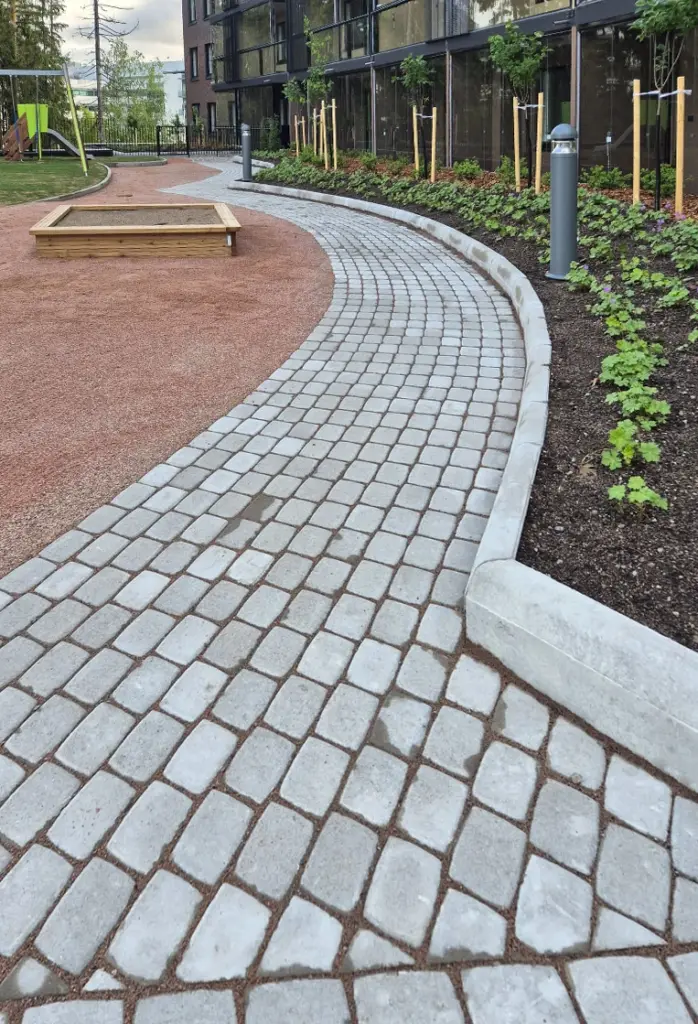 Viherrakentaminen Espoo pihaurakka kiveys hiekkalaatikko istutukset kiveys