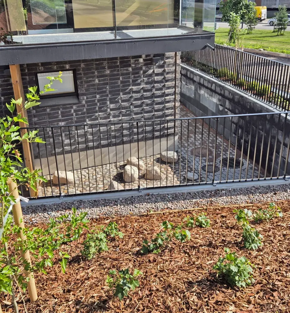 Viherrakentaminen Espoo pihaurakka kiveys luonnonkivet