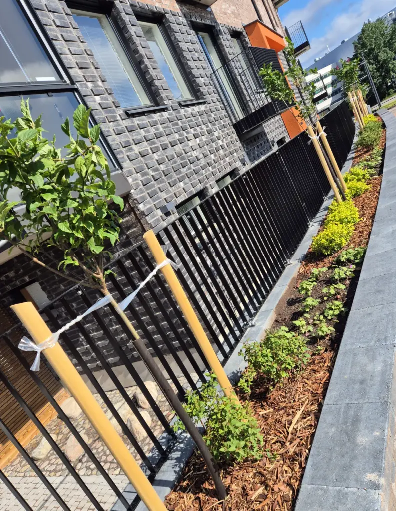 Viherrakentaminen Espoo pihaurakka kiveys istutus aidat