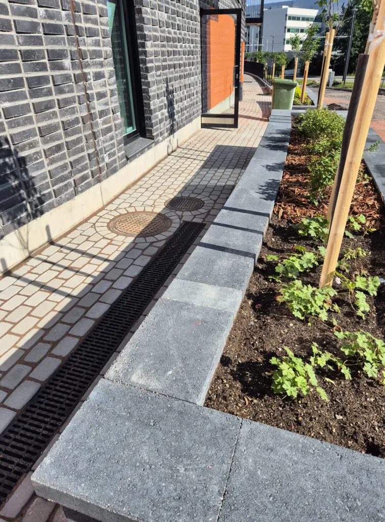 Viherrakentaminen Espoo pihaurakka puiden istutus betonikivi kaivot