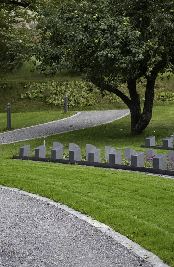 Entti VS Katariinan hautausmaan muistolehto, nupukivireunus ja omenapuu