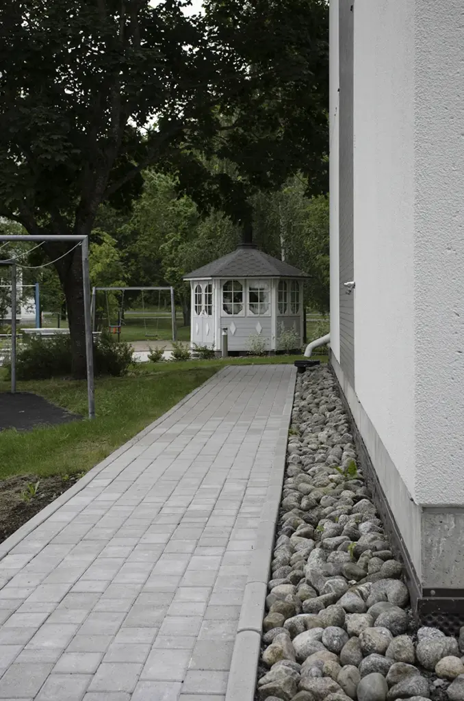 Taloyhtiön pihasaneeraus Turku oleskelualue seulakivi