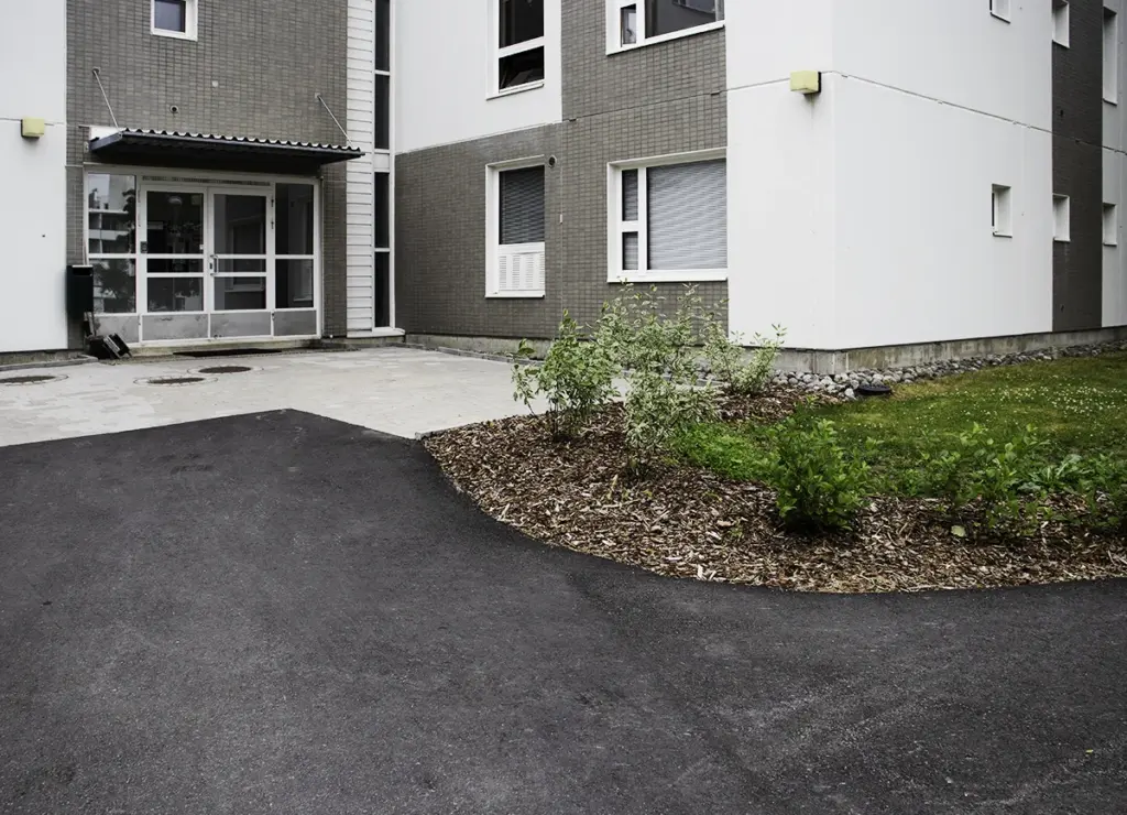 Taloyhtiön pihasaneeraus Turku sisäänkäynti istutukset